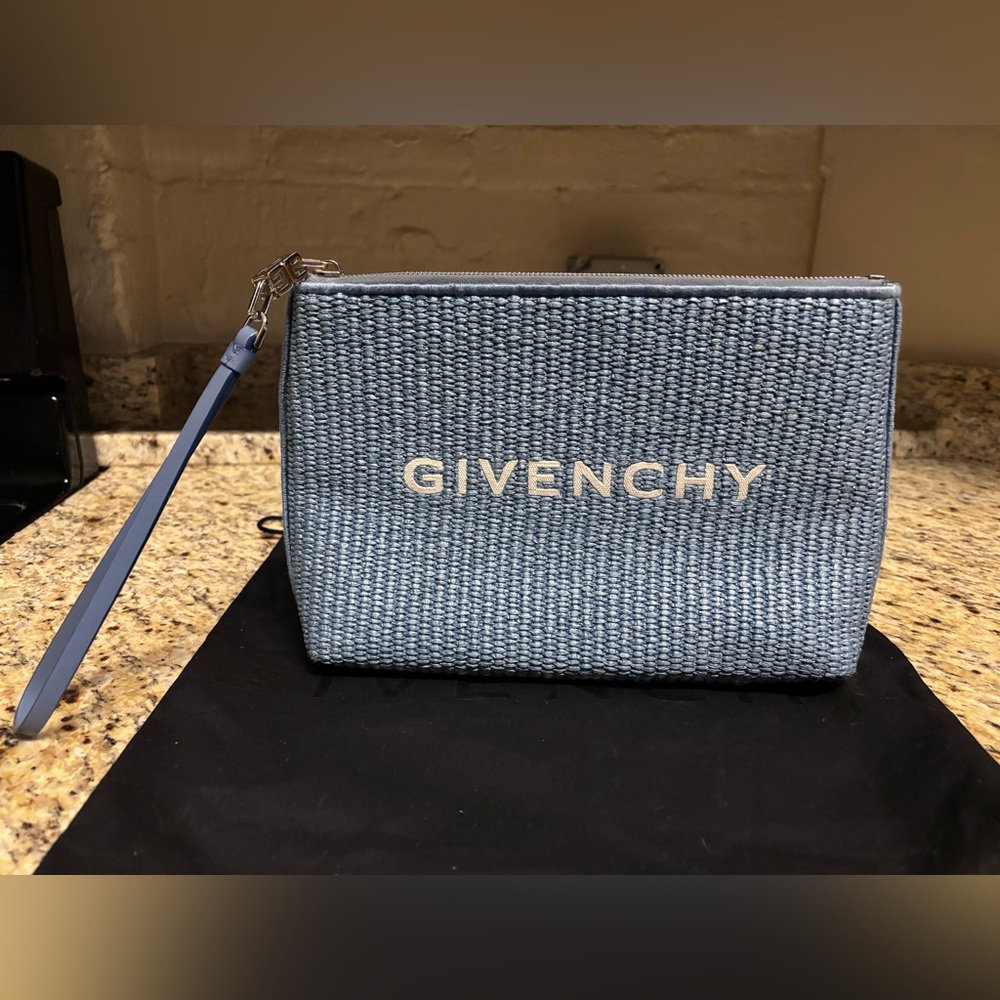 Givenchy
logo-embroidered raffia-effect clutch bag